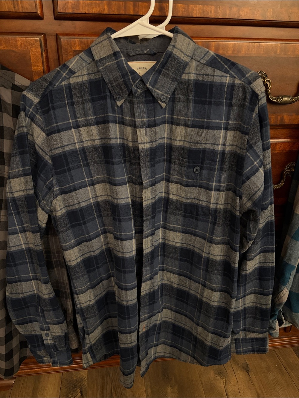 Men's Navy & Gray Plaid Button-Down Shirt - Casual Long Sleeve